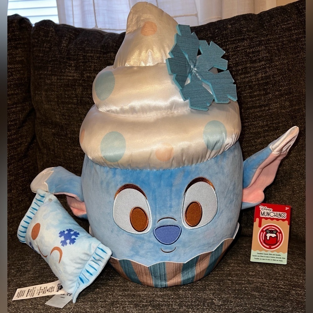 NWT Stitch Snowflake Cupcake Disney Munchlings Season's Sweetings Medium Plush